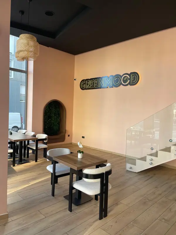 L'enseigne lumineuse GreenMood au-dessus des tables.