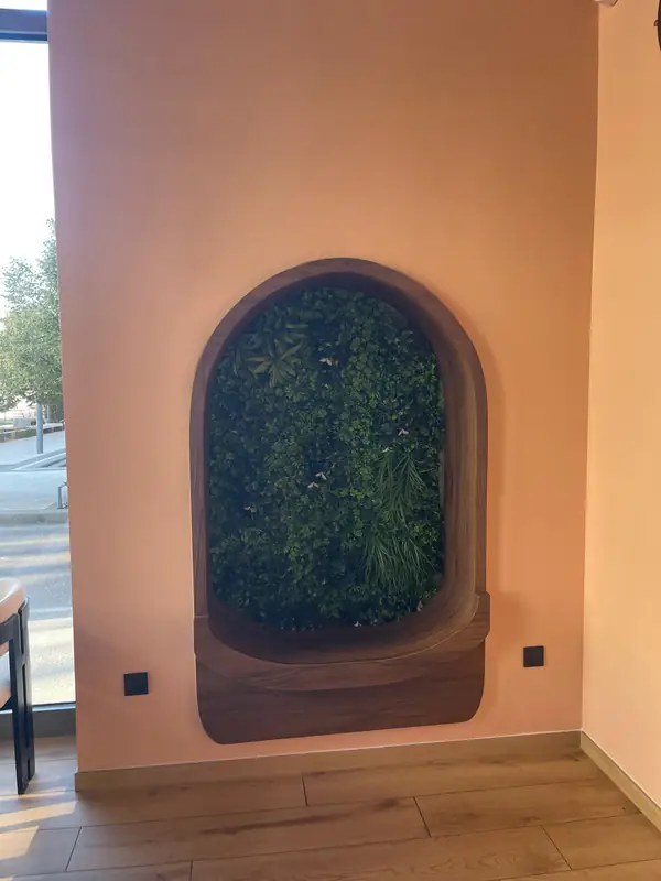 Le mur végétal dans une niche en arche.