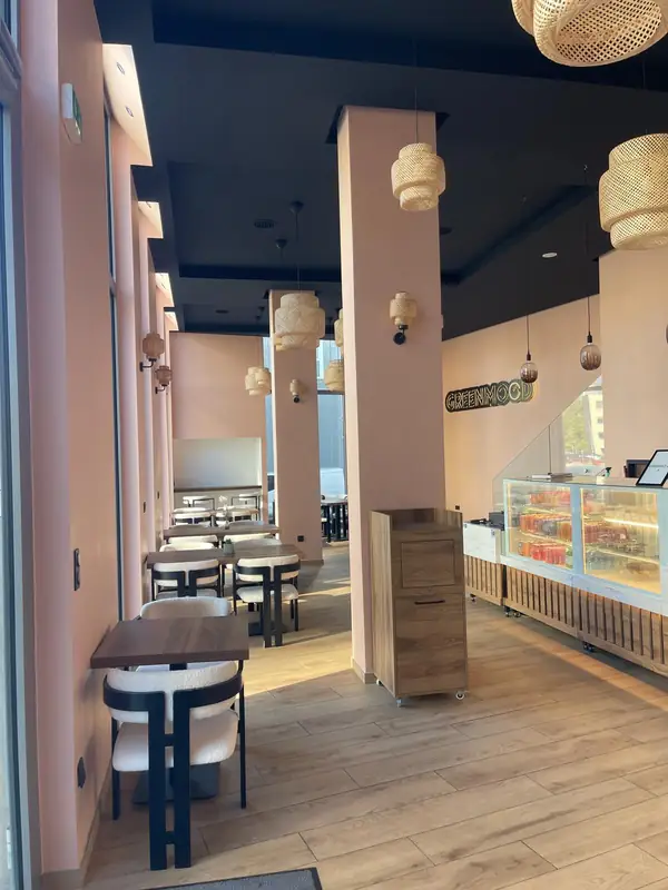 La salle du rez-de-chaussée et le comptoir vitré.